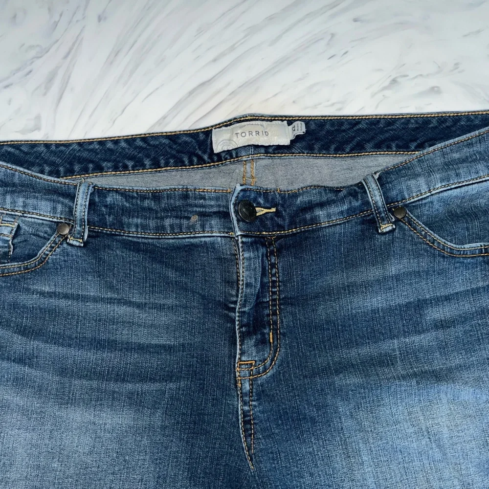 Torrid  jean shorts cutoff 22 blue denim - Picture 3 of 4